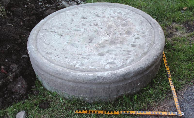 ArchAeologicAl studies in the church And churchyard of PAide Fig. 6. Base stone of a column. Jn 6. Samba baas.