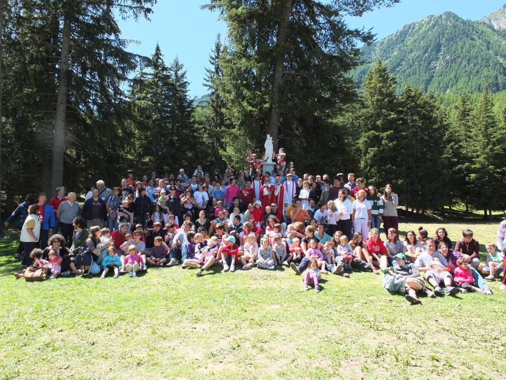 A PATH FIT FOR FAMILIES A path of Christian formation fit for families, with particular regard to the young ones. This experience was born inside the Salesian Family, following Don Bosco s footsteps.