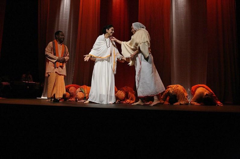 Saheb Chatterjee from Kolkata played the role of Swami Vivekananda. Three shows were staged in Sydney and two in Brisbane and the response from viewers in general was overwhelming.