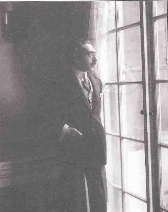 Prince Firuz in Paris He was appointed Deputy Minister of Justice in the Cabinet of Mostofi al-mamalek in 1915, and Minister of Justice in the Cabinet of