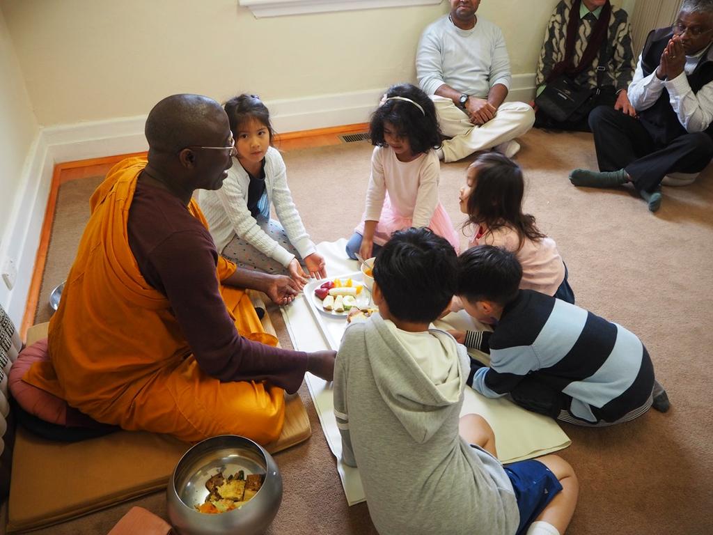 Page 4 SPRING IN MELBOURNE Local schools: Bhante enjoyed teaching mindfulness to kids. He taught three local schools during his stay.