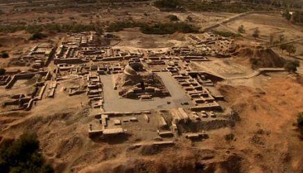 Harappa Civilization 2500 BC 1. Two major cities: a. Harappa (named after a nearby modern city) b. Mohenjo Daro (means mound of the dead) c. Both were discovered in the 1920s 2.