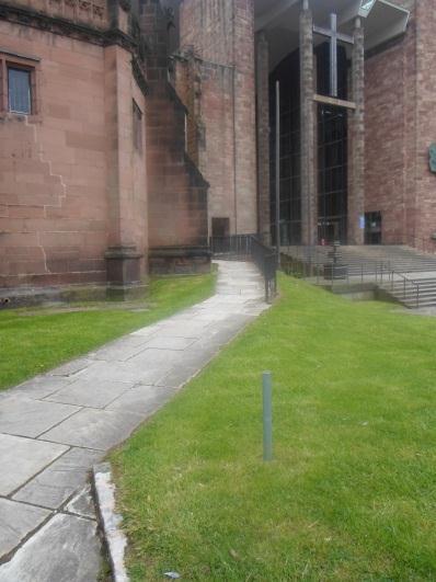 Alternatively there is a ramp leading around the old Cathedral up to the porch area between the two buildings.