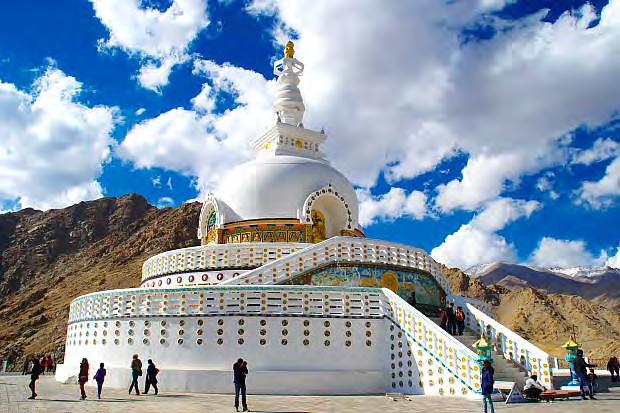 Apart, you will visit the wonderful Castle of Leh located on the cliff where you will experience wonderful views of Leh, Another mandatory visit is to the Stupa Shanti, an important monument symbol