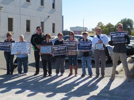 CHAPTER NEWS FM LFL Members gather to pray at Fargo s abortion center on Saturday, Oct 17 th.