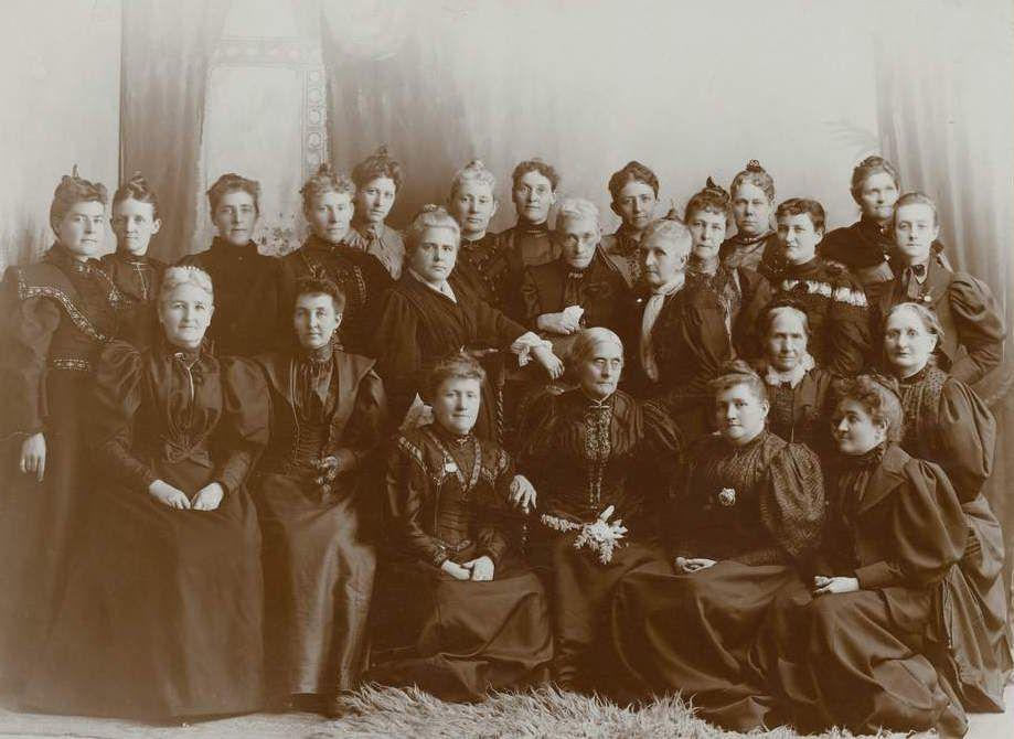 Chapter 3 Winning Back the Vote: Re-enfranchisement (1888-1896) Utah and other western suffragists pose with national suffrage leaders Susan B.
