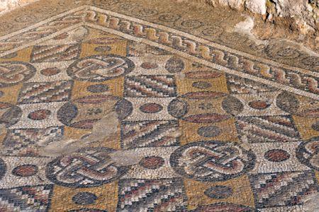 KAPITULLI IV KOMUNIKIMI MASIV DHE TEKNOLOGJIA Qytetërimi i hershëm në Kosovë: mozaikë në qytetin dardan të periudhës romake në Dresnik të Klinës Zhvillimi i komunikimit Format më të hershme të