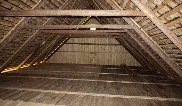 Katusekonstruktsioonil puudusid tuulesidemed, mistõttu oli kogu katus liikunud 95 cm ulatuses. Koos katusega oli liikunud ka korstnajalg.