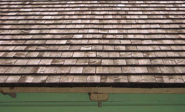 Esmalt restaureeriti palvela katusekonstruktsioon ja katus kaeti kimmidega. Katus tõrvati paigaldusjärgselt kaks korda.
