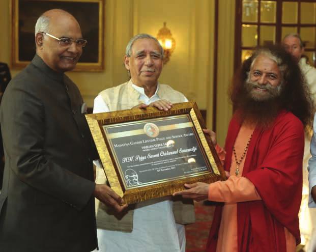 3 4 5 Pujya Swamiji presented with the HSS Mahatma Gandhi Lifetime Peace and Service Award by the hands of HE the President of India Shri Ram Nath Kovind 2 1 o