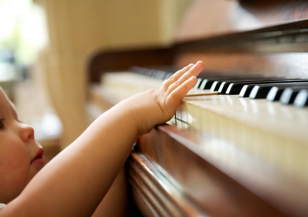 1.3 MUZIKA SI FAKTOR KYÇ NË ZHVILLIMIN E FËMIJËS Muzika ëshë një pjesë thelbësore e zhvillimit të çdo fëmije.