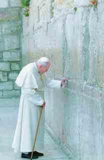 PIKËPAMJA E ISLAMIT MBI ITHTARËT E LIBRIT 97 Papa duke vizituar Murin e Lotëve në Jeruzalem; Komisioneri i Komunitetit Evropian, Romano Prodi, duke mbajtur një ligjëratë në Qendrën Islame të