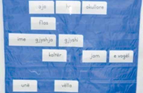 Zhvillimi i Shkathtësive të Leximit në Klasat Fillore Duke përdorur tiketat e fjalëve fëmijët mund të ndërtojnë fjali të