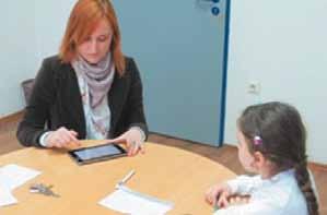 Tabletët PC shfrytëzohen nga mësimdhënësit për të regjistruar dhe analizuar vlerësimet e nxënësve duke përdorur softuerin e zhvilluar nga USAID-i të quajtur Tangerine.