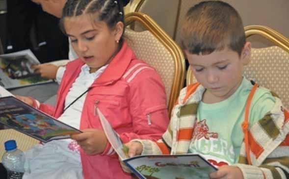7 Zhvillimi i Shkathtësive të Leximit në Klasat Fillore PJESA 7: LEXIMI DHE BARAZIA GJINORE Vajzat performojnë më mirë se djemtë në lexim në çdo vend apo shtet për të cilët ka të dhëna në