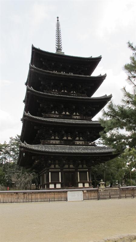 Five-storied Pagoda Todai-ji (World Heritage Site): Todai-ji s Daibutsu-den is the largest wooden structure in the world.