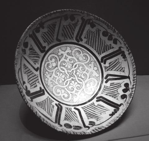 24 The Arabic Script Fig. 1.6 The use of Arabic Kufi lettering on ceramics: one of the many artistic applications of the Arabic script in everyday objects. Metropolitan Museum of Art collections.