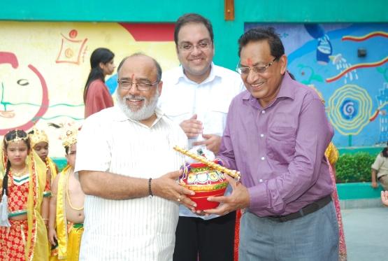R Gupta, Chairperson and Shri Rajeev Gupta, Vice Chairperson of Golden Bells and De Indian Public School honoured our Chief Guest by presenting him a decorated matki