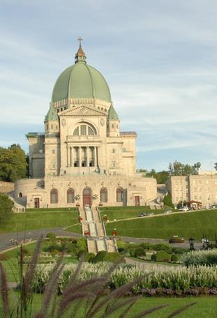 Montréal) founded by Saint Marguerite Bourgeoys (whose mortal remains are interred her). Then, we go to the impressive Basilica Notre-Dame and the Chapel of Our Lady of the Sacred Heart.