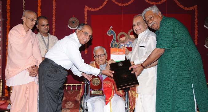 Prof. K.T. Pandurangi, Renowned Vedic Scholar being honoured by Sri. K.G. Raghavan, while others (from left) Sri H.N.