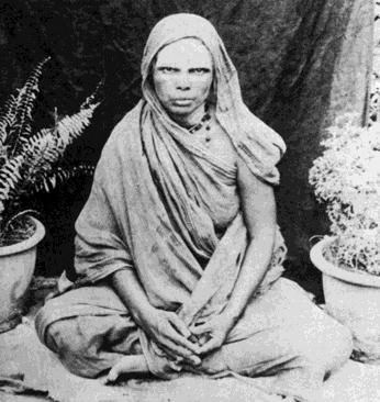 Echammal the burden of her sorrow. Some of her relatives advised her to go on a pilgrimage. Searching for solace, she left for north India. There she met sadhus, fed them and ate with them.