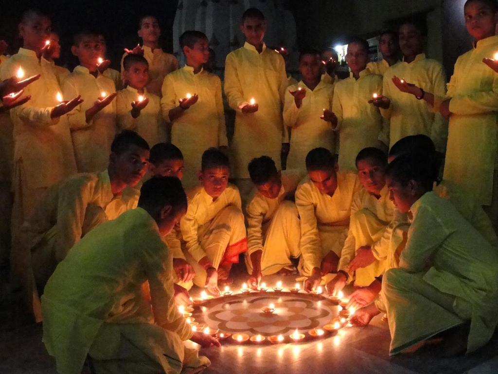 Aarti - Offering of Light Karpura Gauram Karuna Vataram Samsara Saram Bhuja Gendra Haram Sada Vasantam Hridayara Vinde Bhavam Bhavani Sahitam Namami White as