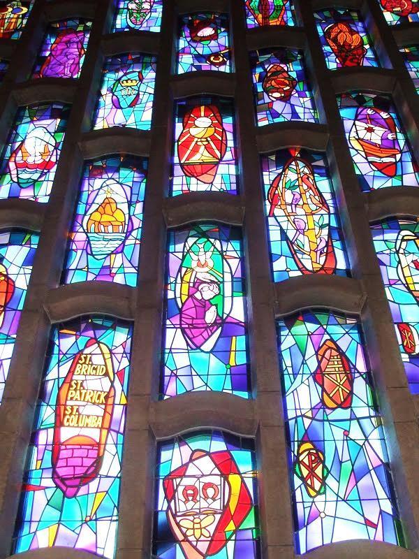 Clse-up f sme f the stained glass panels, with