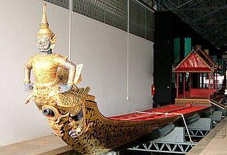 The Ekachai class is the only type of royal escort barge that does not have a cannon on the bow. The Krabi class barge with Hanuman the Monkey God astride the bow.