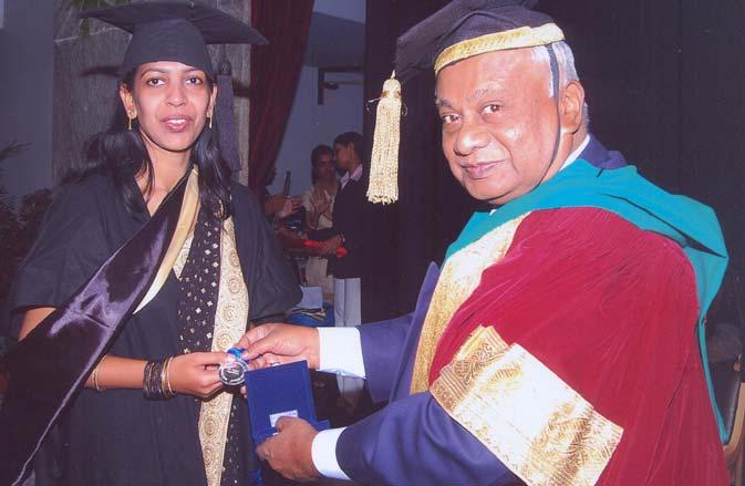 BHAVAN MARSHALL CELEBRATES FOUTH CONVOCATION Sri N. Ramanuja handing over Outstanding Academics in Finance Stream medal to Ms.
