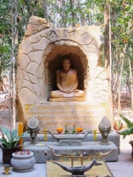 Transfer to visit Wat Pa Bhuritthatirawat, the forest monastery where Ajahn Mun
