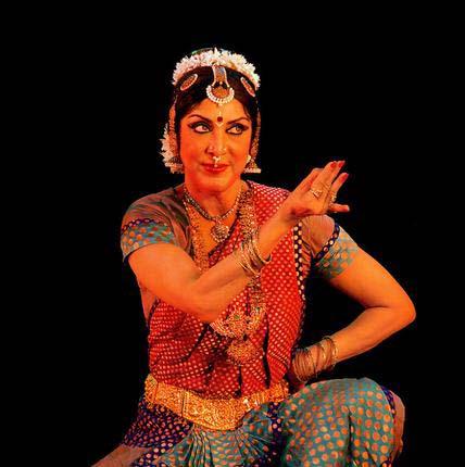Solo recital of Vani One has seen Bharatanatya dancer Vani Ganapathy teaming up with other dancers to experiment with new themes, Dwaaram