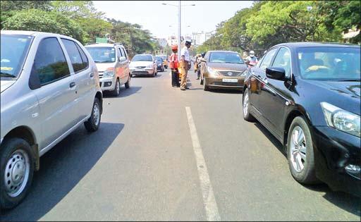 There was heavy traffic congestion on Theagaraya Road and North Boag Road during peak hours and pedestrians struggled to cross the road near Sunder Street -G.