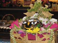 After viewing a devotional film, the weekend s finale was a mini- Rathayatra (chariot procession) through Stratford s shopping precinct.