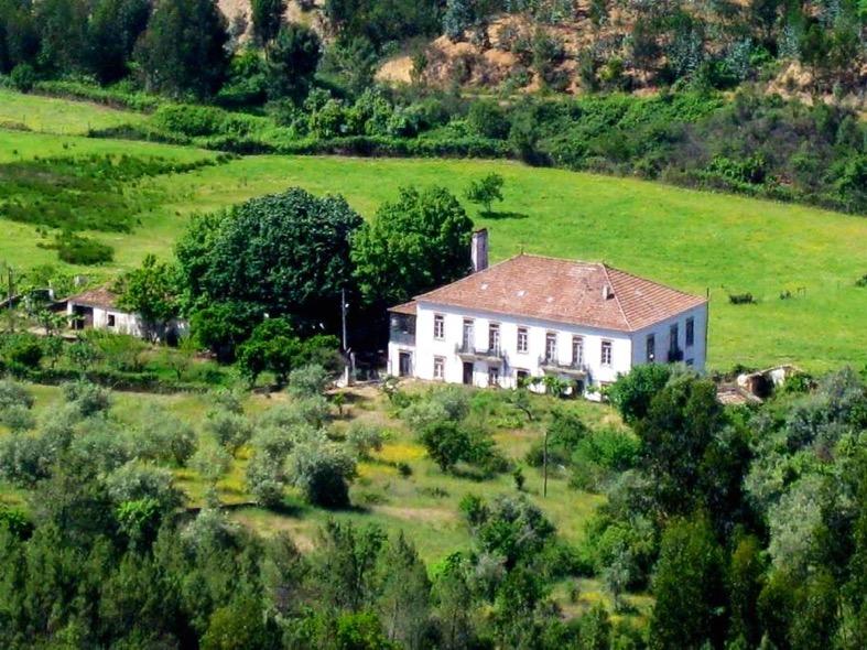 Brejo Fundejro retreat centre is set in the forested hills of Central Portugal, far away from the crowds, just 3 km from the beautiful Castelo de Bode lake and 8 km from the small town of Cernache de